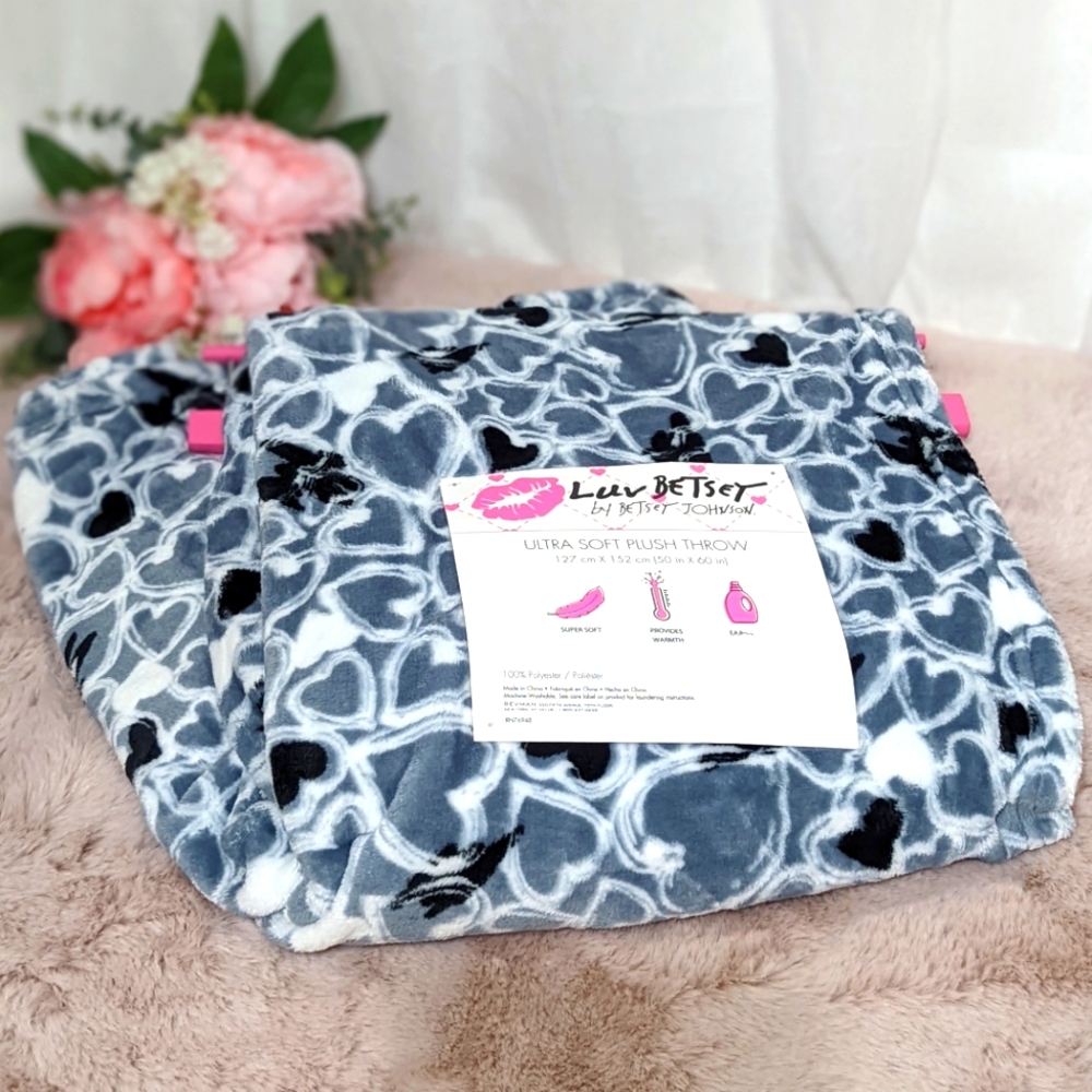 🆕️ Marble HEARTS Throw Blanket 🩷Betsey Johnson